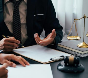 في عالم رقمي لا يتوقف عن التطور، أصبح الموقع الإلكتروني هو بطاقة العمل الجديدة، خاصة للمجالات الراقية مثل الطب والمحاماة. سواء كنت طبيبًا متخصصًا أو محاميًا معتمدًا، فإن امتلاك موقع إلكتروني تعريفي لم يعد خيارًا، بل ضرورة.