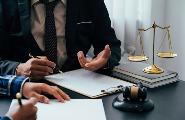 في عالم رقمي لا يتوقف عن التطور، أصبح الموقع الإلكتروني هو بطاقة العمل الجديدة، خاصة للمجالات الراقية مثل الطب والمحاماة. سواء كنت طبيبًا متخصصًا أو محاميًا معتمدًا، فإن امتلاك موقع إلكتروني تعريفي لم يعد خيارًا، بل ضرورة.